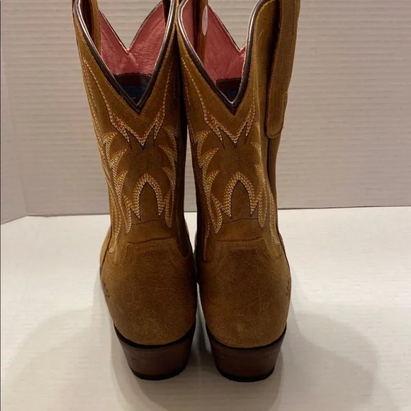 Brown Heeled Boots with Western Stitching and Pointed Toe - Picture 3 of 16